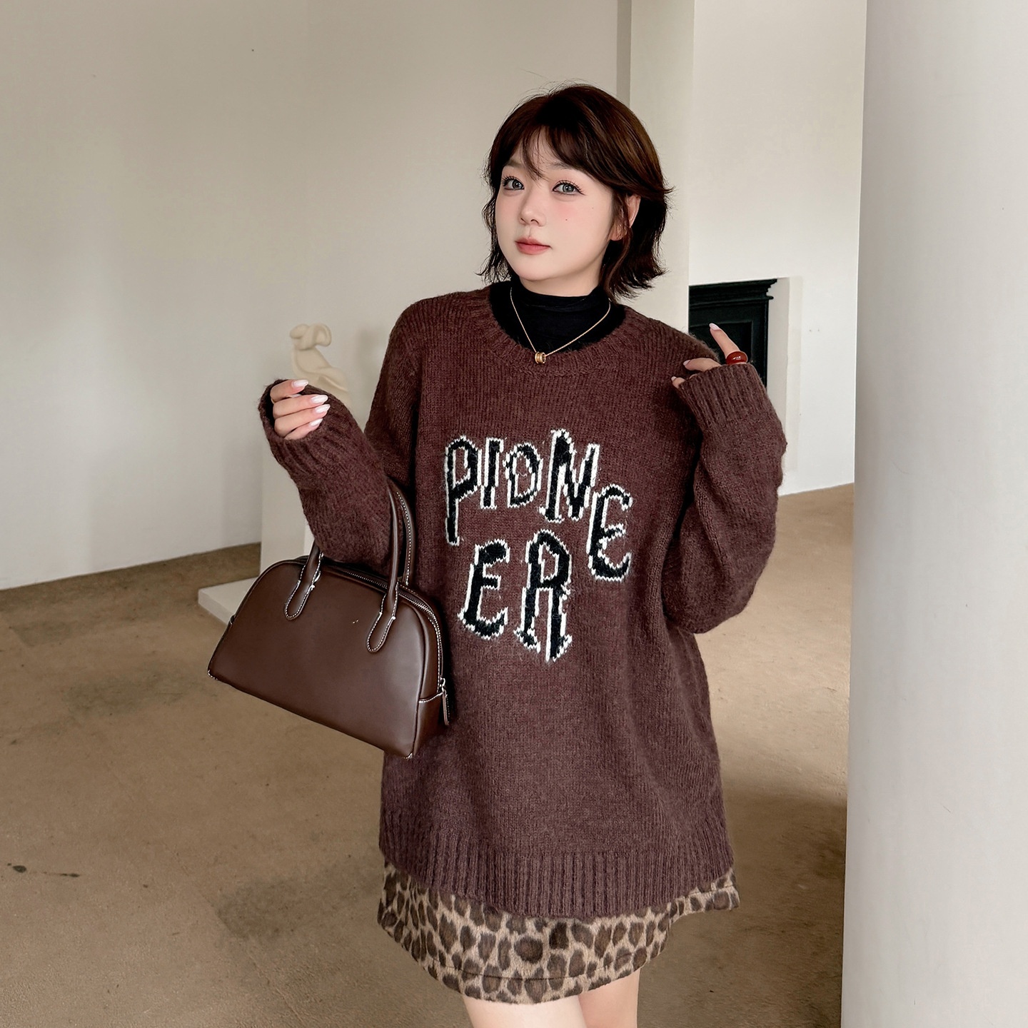 大码2025冬季新款含羊毛美式字母毛衣+豹纹半裙套装 - 图1