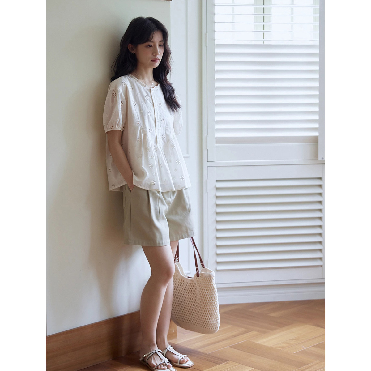 独特漂亮杏色绣花镂空泡泡袖衬衫女夏季法式木耳边圆领娃娃衫上衣,淘宝优惠券,粉丝福利购,淘宝优惠卷