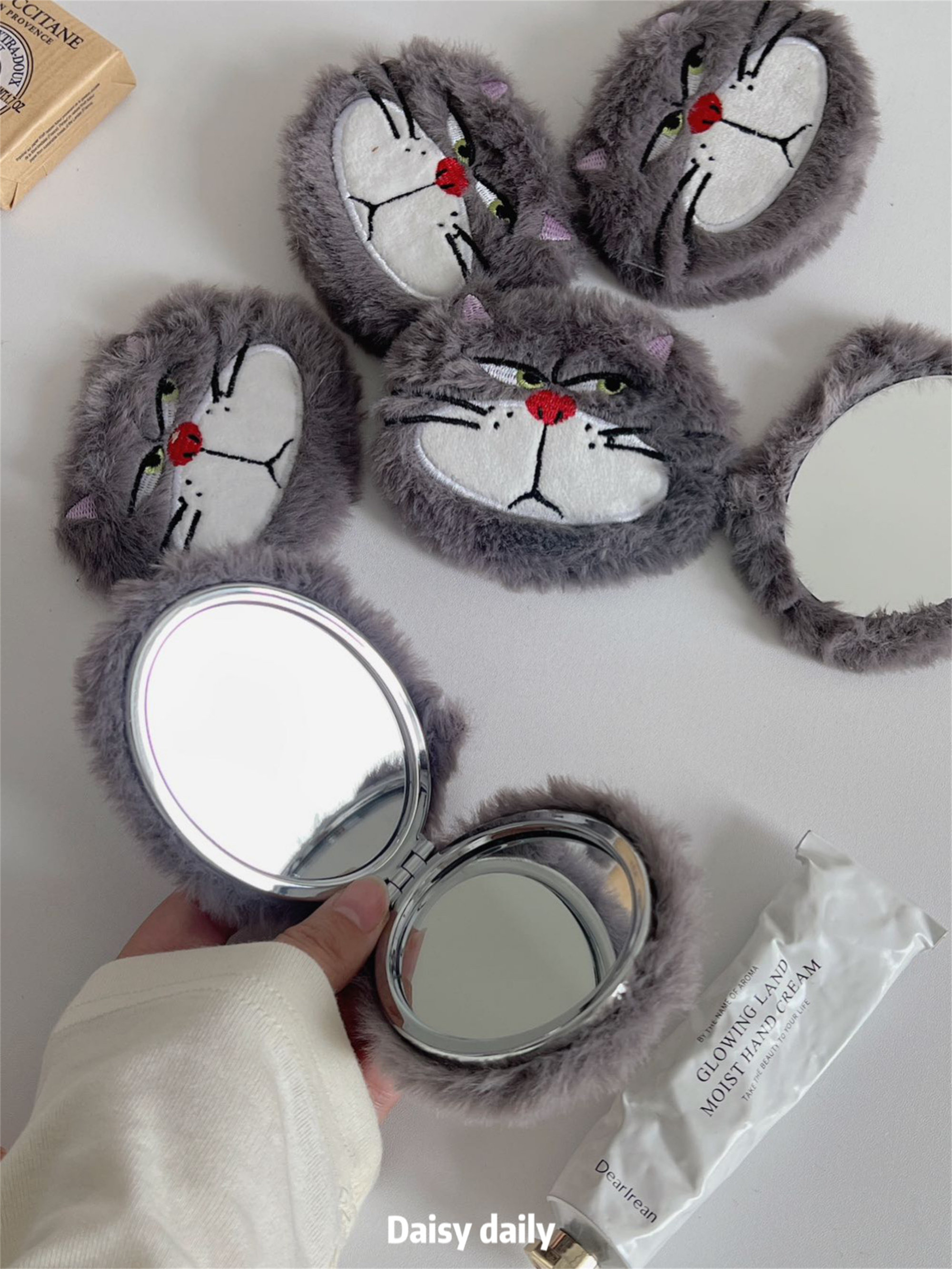 毛绒小猫咪折叠镜可爱路西法补妆镜便携小号镜子随身化妆镜小圆镜,淘宝优惠券,粉丝福利购,淘宝优惠卷