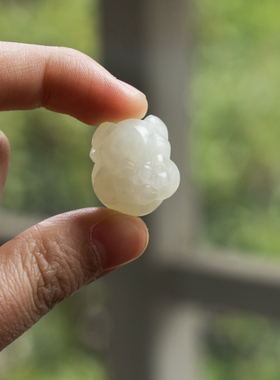 雕刻天然俄罗斯白玉吊坠生肖猪