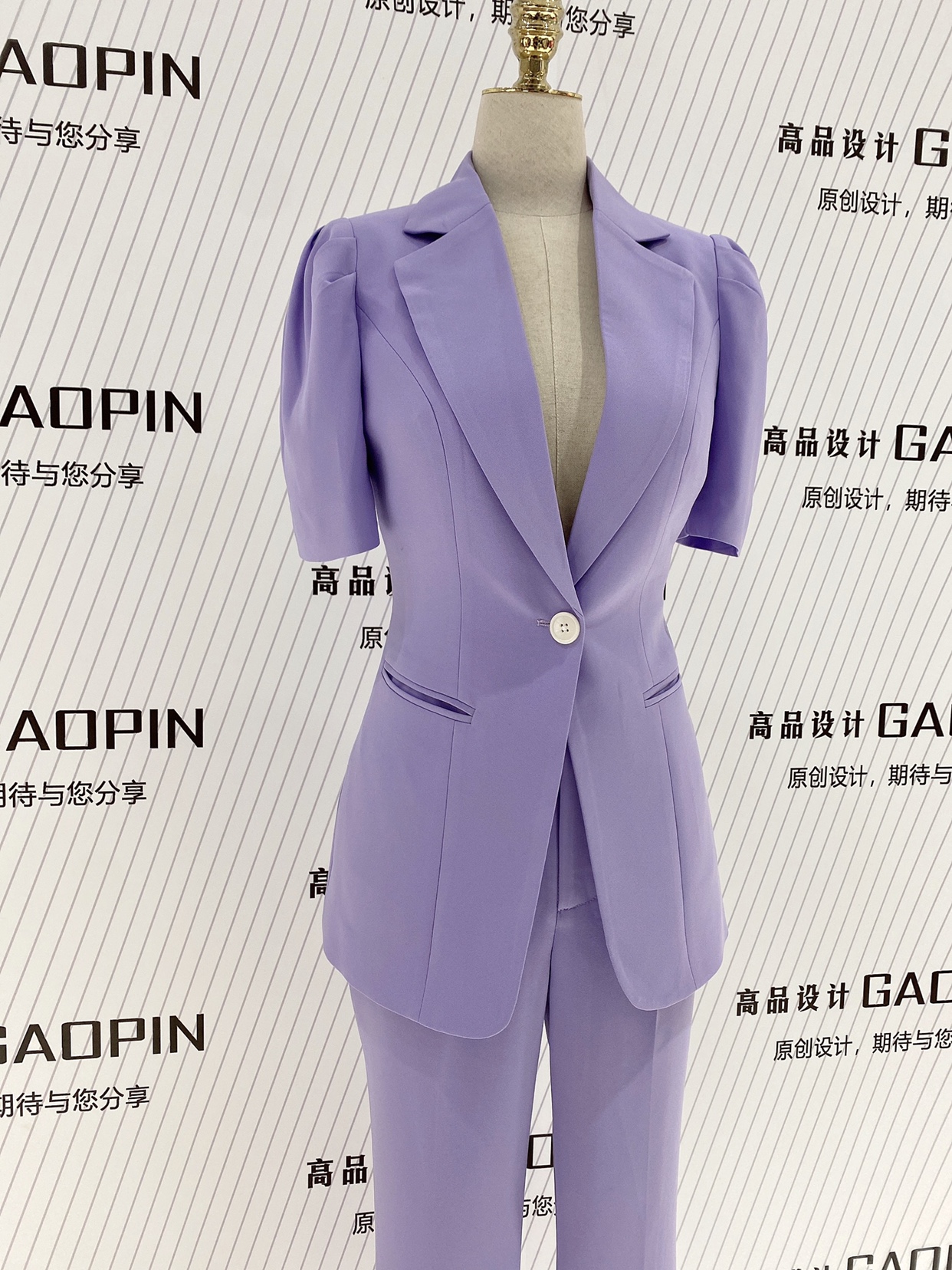 2024夏季薄面料紫色时尚套装女一粒扣修身显瘦职场司仪西服两件套 - 图1