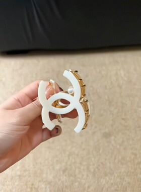 温柔富家千金~小香风双C珍珠抓夹～法式轻奢高镂空抓夹发夹鲨鱼夹
