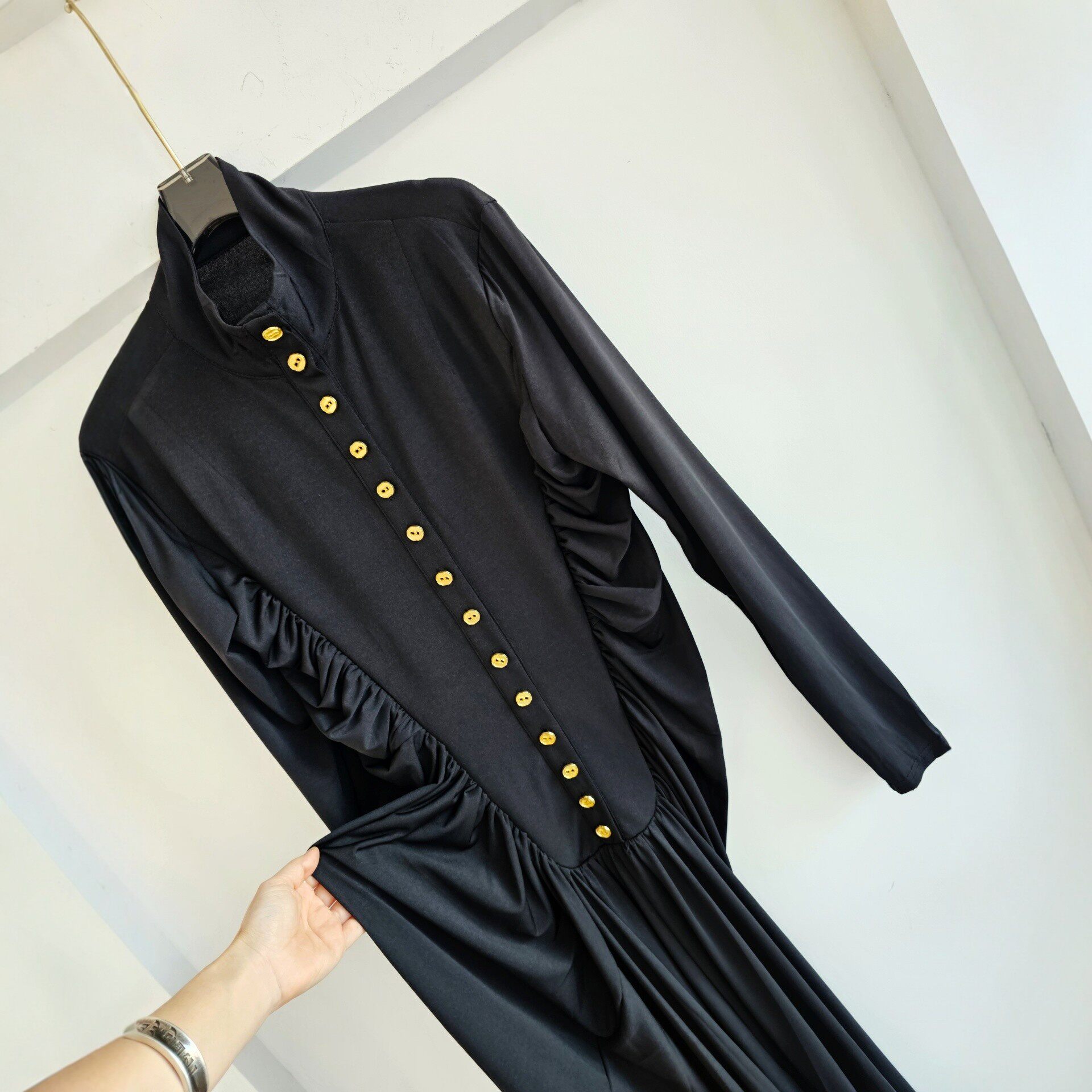 意式极简风轻奢异形金属扣单排扣褶皱长袖连衣裙收腰优雅女士长裙