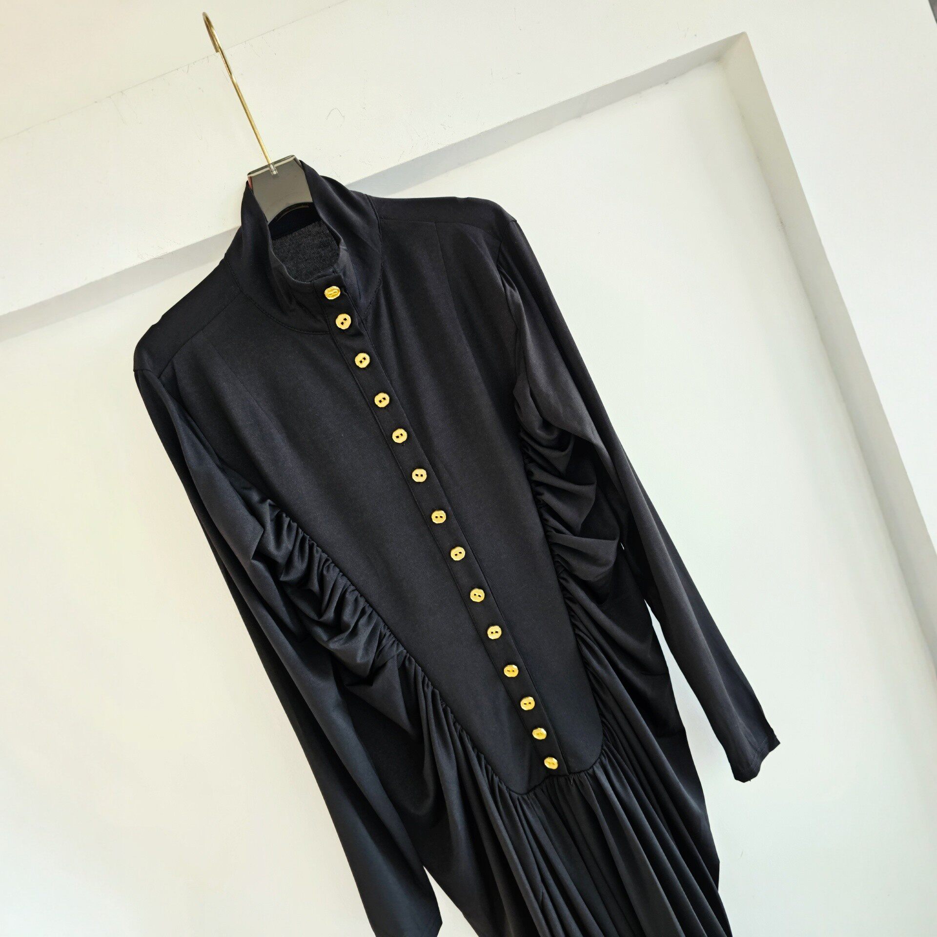 意式极简风轻奢异形金属扣单排扣褶皱长袖连衣裙收腰优雅女士长裙