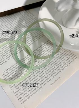 「青苹果绿」玉髓细条玛瑙叮当镯