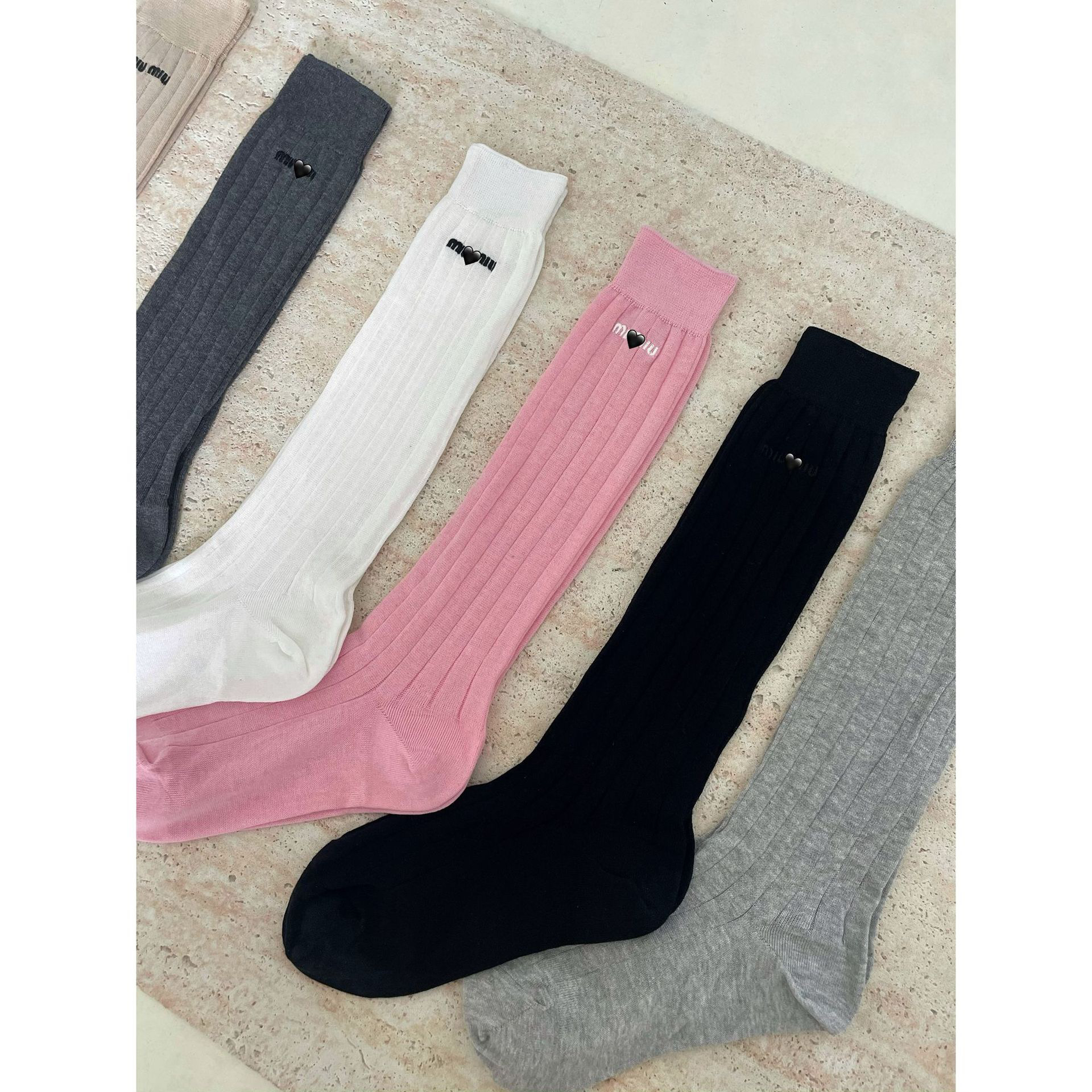 Miu24春秀款原版面料字母刺绣女袜坑条薄堆堆袜张元英同款小腿袜 - 图3