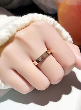 不掉色网红轻奢镶钻18k戒指ins高级男女钛钢情侣对戒时尚精致指环