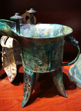 青铜酒斝中式复古装饰尊贵来家