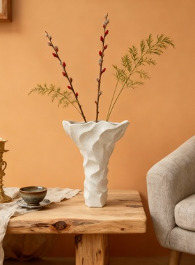 新中式风白色不规则陶瓷花瓶