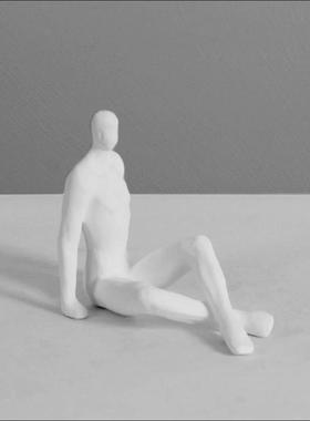 现代简约极简沙滩白人休闲人物树脂创意抽象样板间售楼处家居摆件