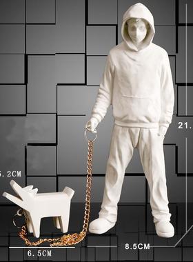 现货树脂网红模特牵装饰班克西孤勇者摆件狗橱窗客厅家居摆件