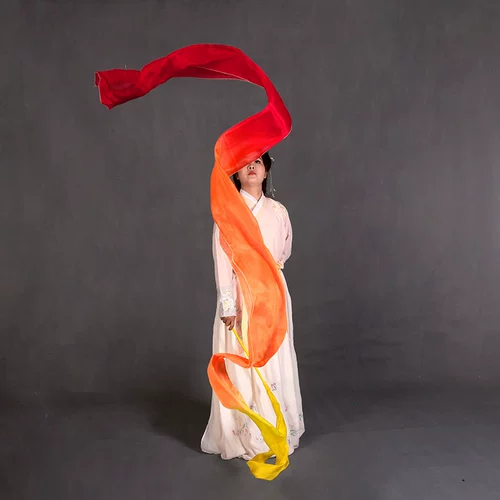 Магазин возвращается, чтобы вернуться к тысячам цветных шелковых танцевальных цветов шелк