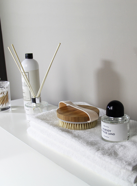 现代轻奢样板间售楼处软装饰品香水瓶道具梳妆台摆件卫生间软装