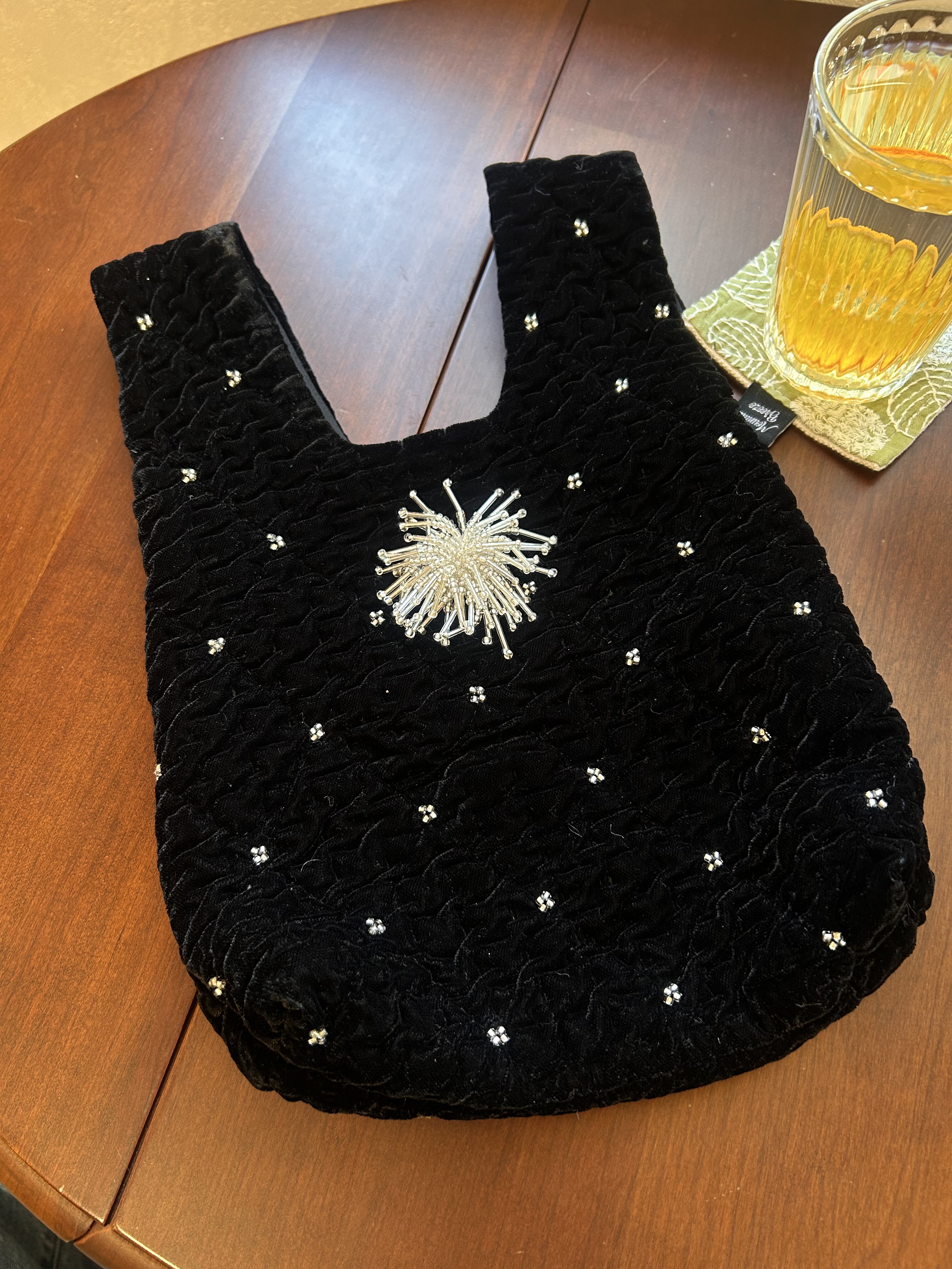 2025冬季新款原创设计小众丝绒串珠花朵手挽袋设计师款手拿包,淘宝优惠券,粉丝福利购,淘宝优惠卷