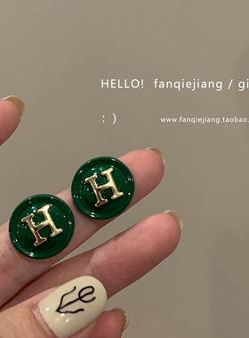 一只番茄酱高级感绿色字母耳环