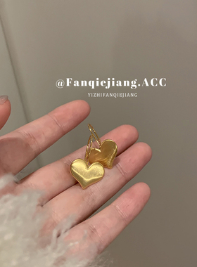 一只番茄酱小众金属拉丝爱心耳环