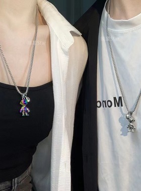 宇航员情侣磁扣项链新款钛钢不锈钢炫彩太空人吊坠男女个性潮颈链