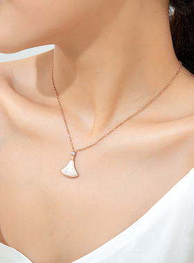 轻奢小裙子红白贝壳女钛钢镀项链