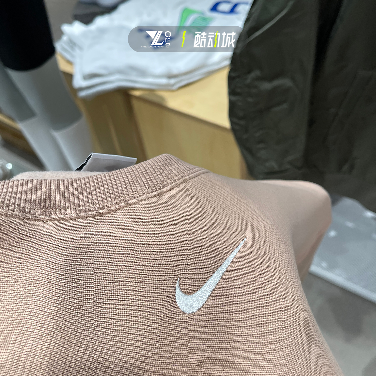 正品Nike耐克女子卫衣运动休闲圆领保暖加绒套头衫长袖DQ5734-200 - 图2