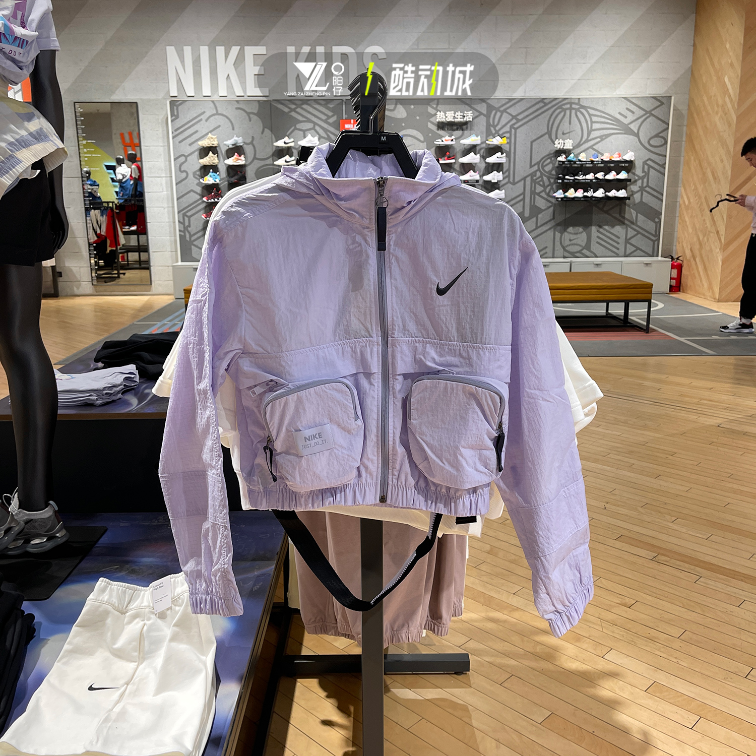 NIKE耐克女子外套运动服连帽短款工装休闲夹克DV8035-133-536-010-图1