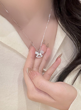新款锆石贝母小马吊坠项链时尚简约小众锁骨链轻奢高级感百搭饰品