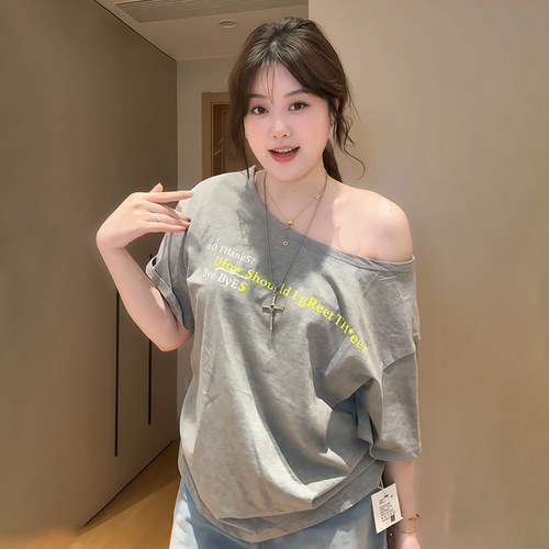 大码女装复古字母斜肩短袖T恤夏季微胖mm设计感小众宽松显瘦上衣 - 图1