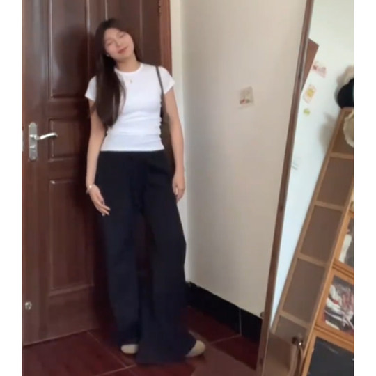 Camiseta de manga corta con hombro derecho, informal y versátil, diseñada