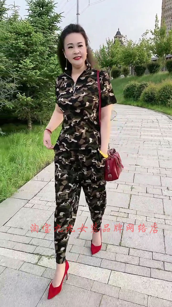 时尚迷彩套装女士短袖V领透气夏季薄款上衣时尚休闲哈伦裤两件套