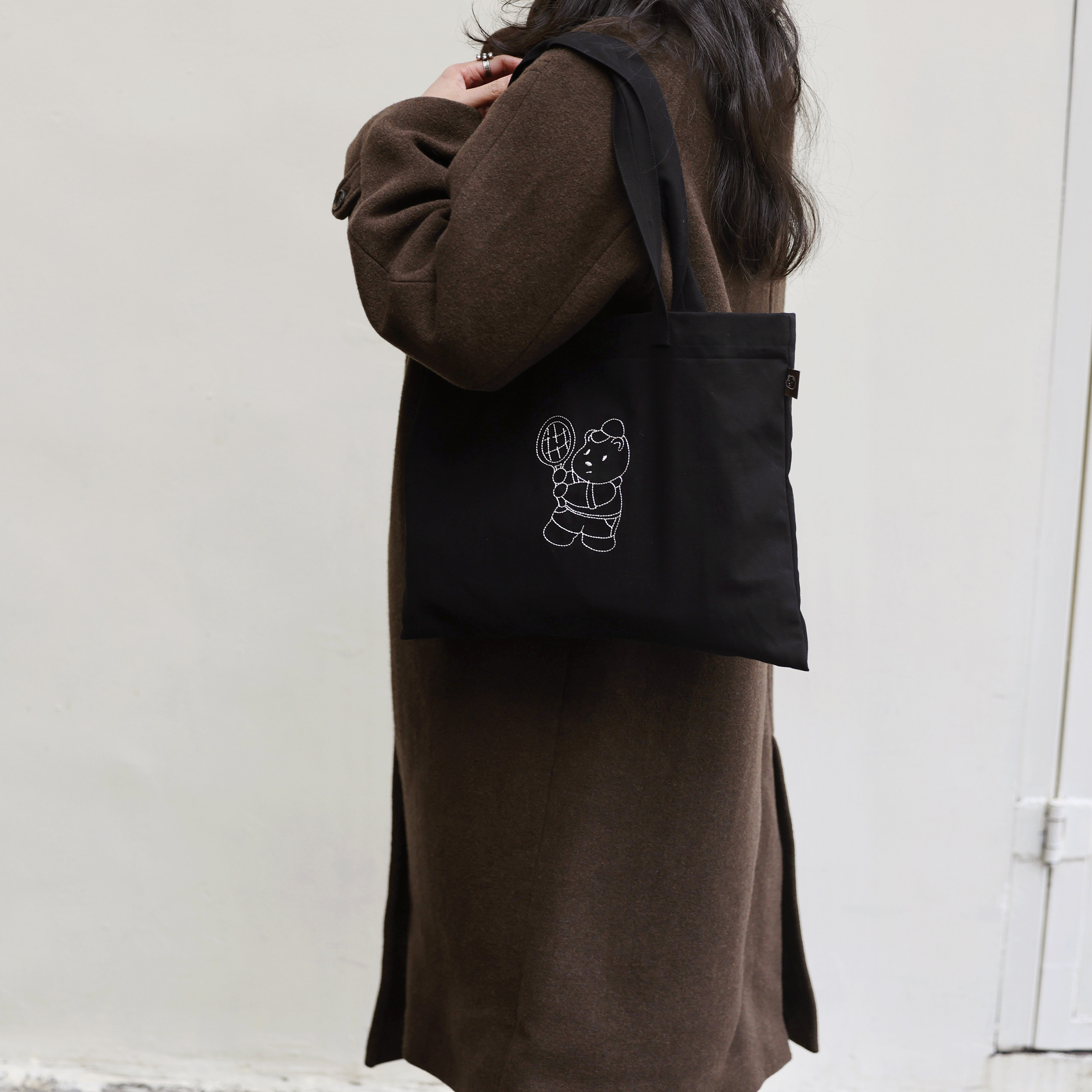 On Our Own原创 网球小熊刺绣方块手提包 人字纹棉黑单肩帆布包袋,淘宝优惠券,粉丝福利购,淘宝优惠卷