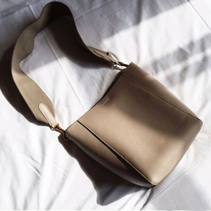 大容量宽肩带水桶包