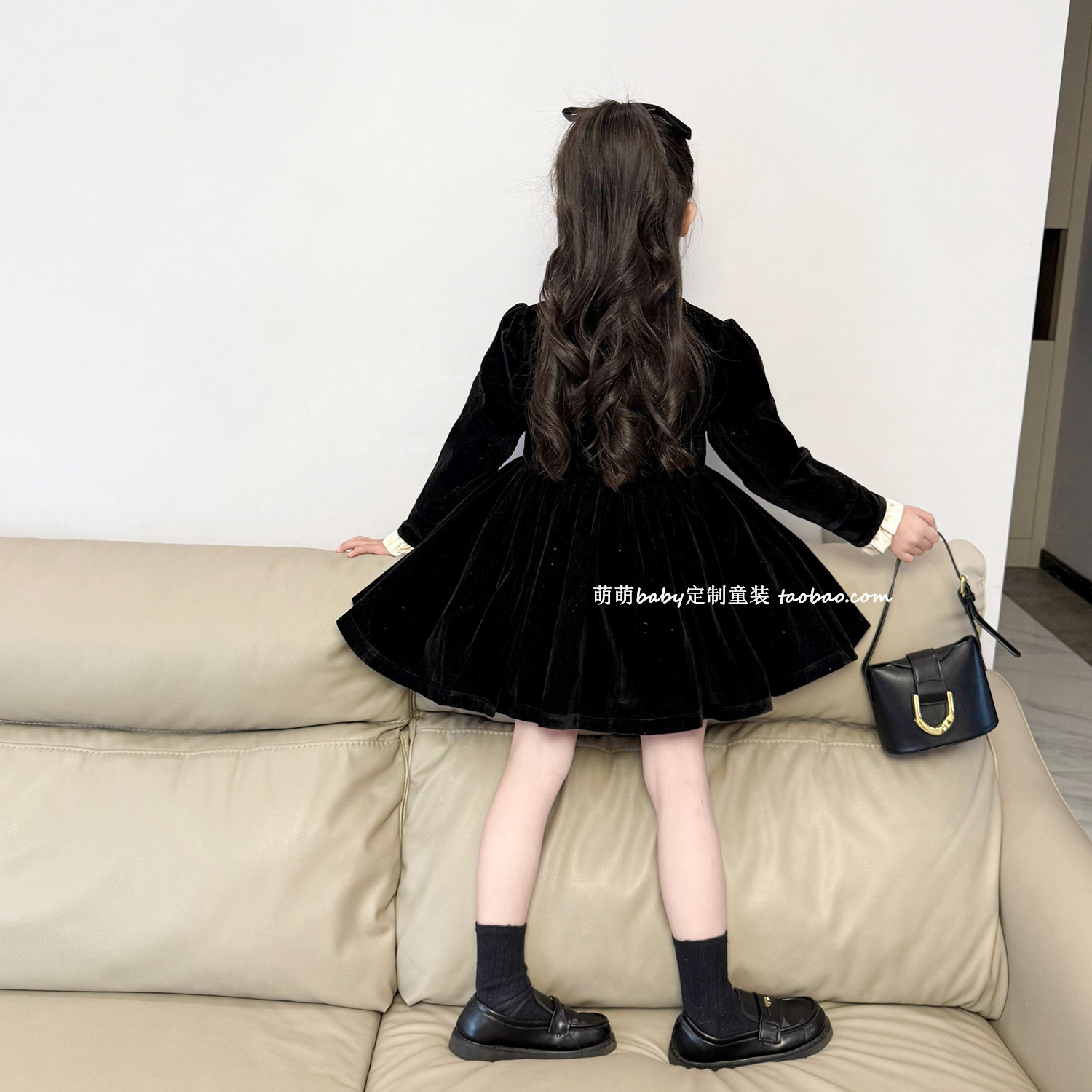 女童赫本风加绒丝绒连衣裙2025冬季新款女孩高级感小黑裙公主裙子 - 图1