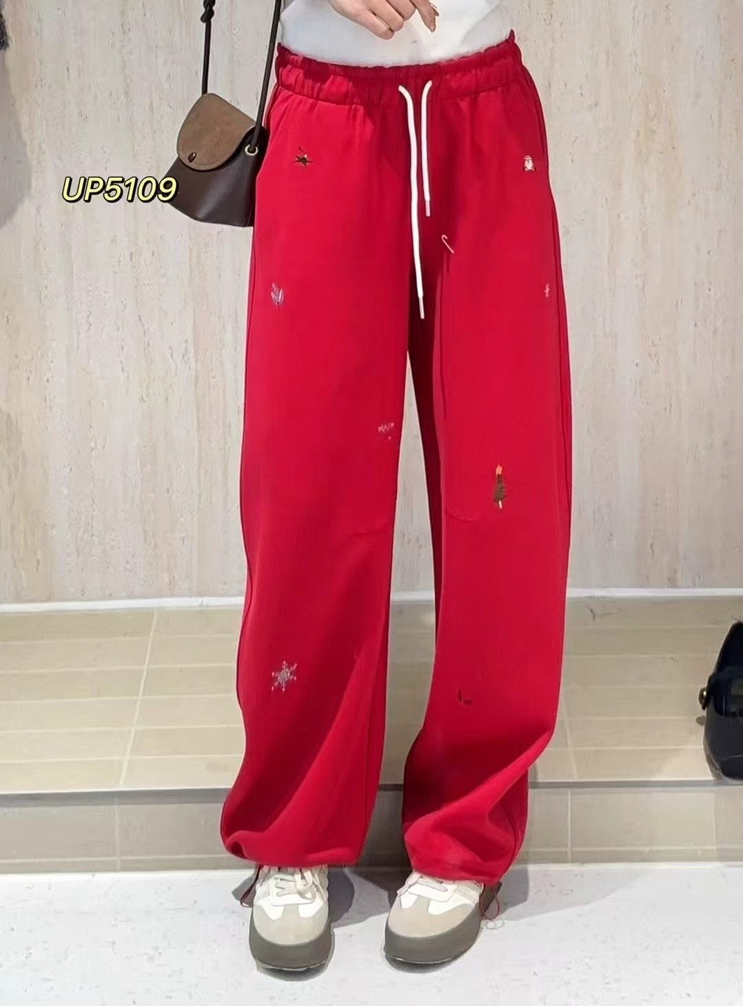 UP潮牌5109春加大码弯刀裤女 松紧腰卡通刺绣抽绳设计休闲拖地裤,淘宝优惠券,粉丝福利购,淘宝优惠卷