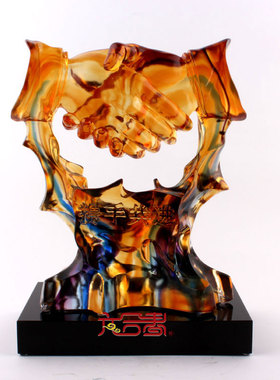 六合春琉璃握手双赢商务纪念品