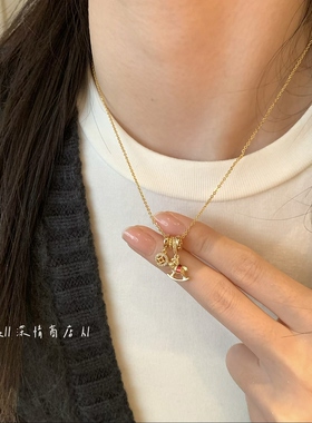 金色复古摇摇马铜钱锁骨链