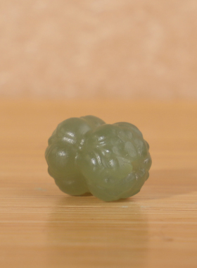 新疆和田玉青黄口料并蒂莲花