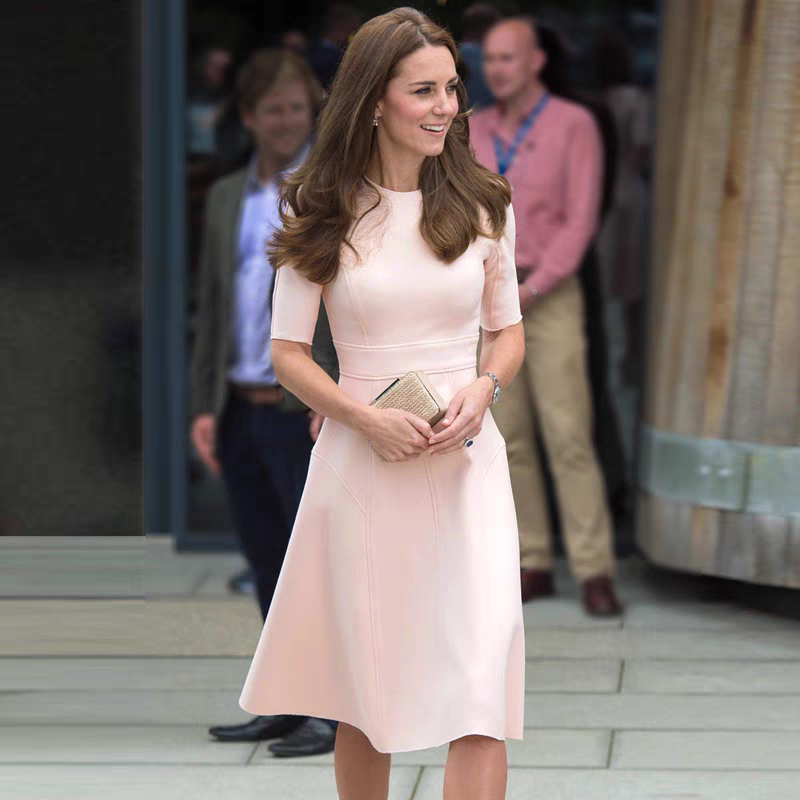 凯特王妃同款连衣裙新款高端气质粉色圆领修身洋气通勤简约裙子