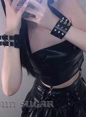 朋克尖钉铆钉手链暗黑风皮质手环情侣饰品潮酷街头嘻哈穿搭手环