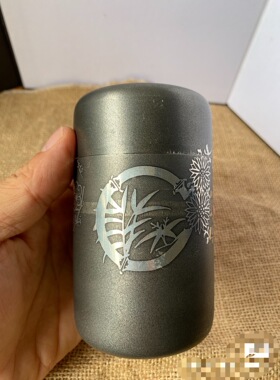 日本乾茂号造锡罐，重445克，高11.5厘米，直径6.5厘米，带原木盒