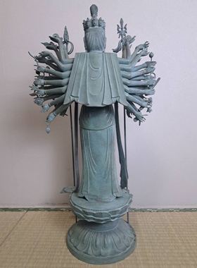 日本大佛师长田晴山作千手观音铜像，重17.5千克，高79厘米。