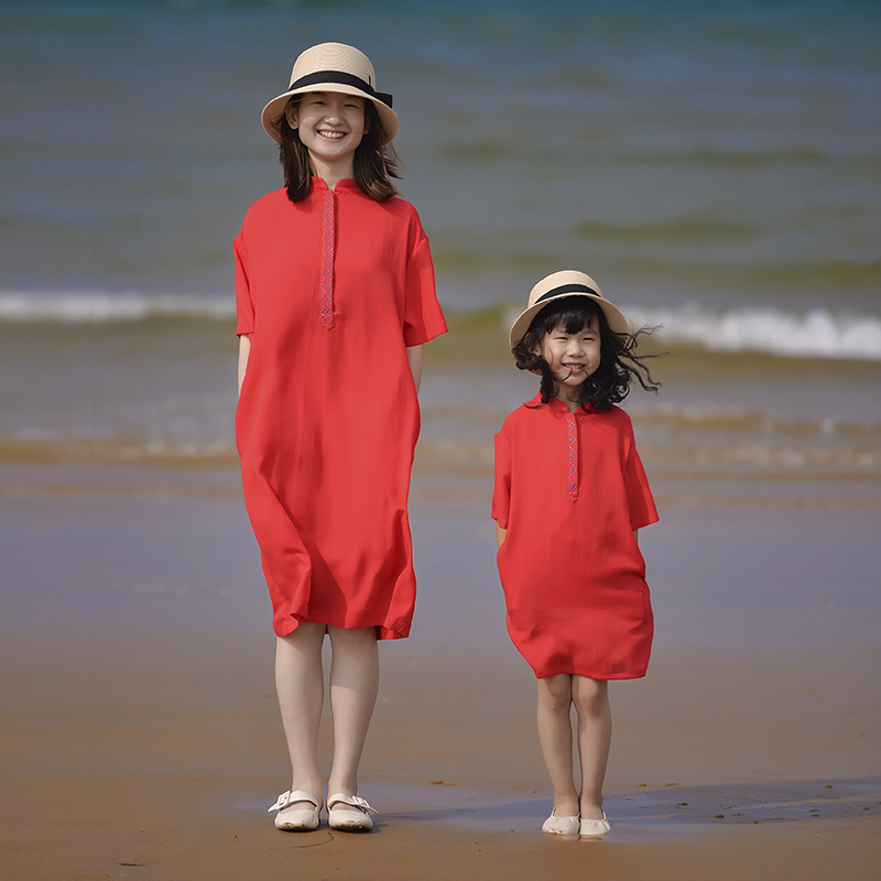 小乐往原创亲子装77桃花鱼婆婆手绣女童红度假拍照连衣裙母女姐妹 - 图0