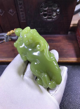 和田玉析木椴树林黄绿肉貔貅手把件182克玉质细腻结构均匀纯天然
