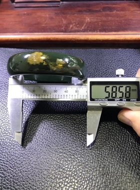 和田玉带皮手镯收藏黄绿肉精品析木河磨玉墨玉58.5口径手镯重73克