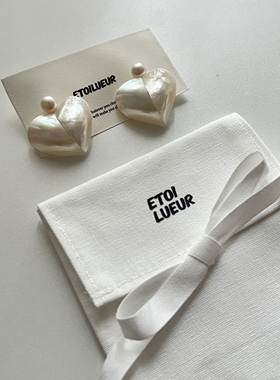The pale moonshine earrings-天然白贝爱心耳钉