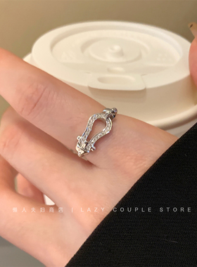 独特马蹄扣麻花素圈戒指