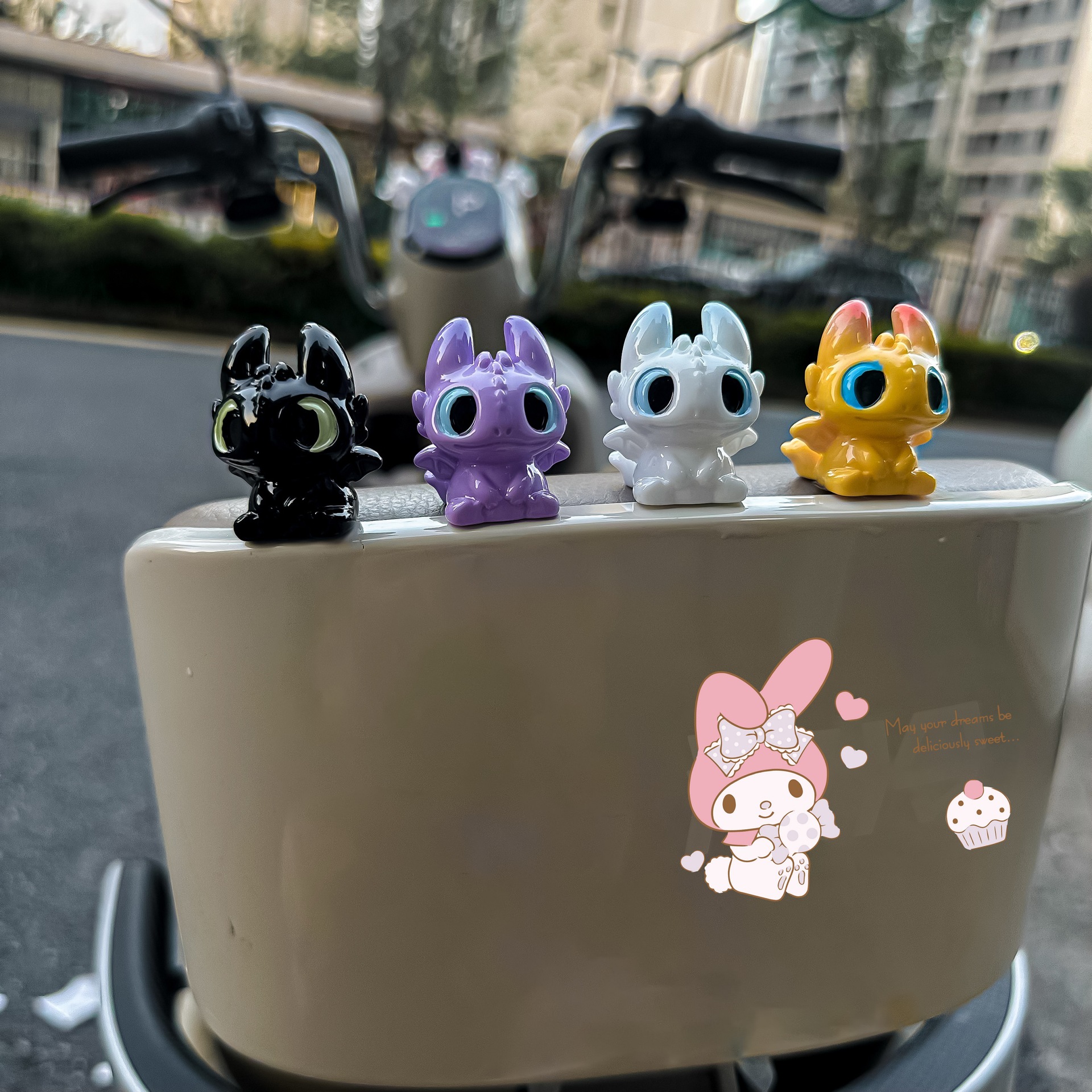 新款无牙仔汽车摆件可爱卡通公仔车载中控台装饰品车内装饰品 - 图2