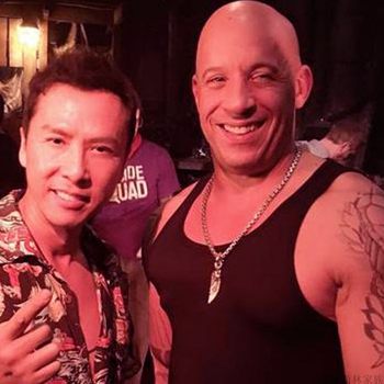 ເສື້ອກັນໜາວ Vin Diesel ສີຂາວ ແບບດຽວກັນ ປາກກວ້າງ ສີ່ຫຼ່ຽມມົນ ຄໍເສື້ອ ຝ້າຍບໍລິສຸດ ກິລາກະໂປ່ງ ລະບາຍເຫື່ອ ດູດຊຶມໄດ້