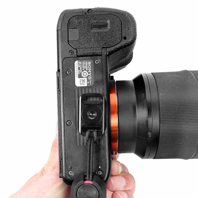 Camera bottom plate, camera strap quick disassembly connecting bottom plate