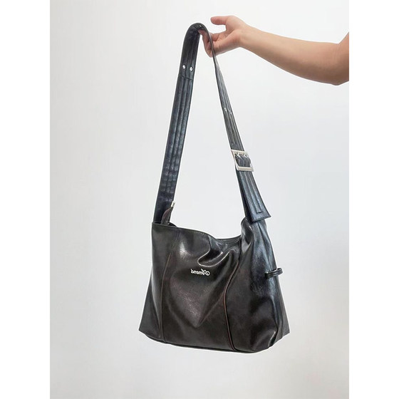 2025 new large-capacity tote bag single shoulder crossbody bag wide shoulder strap design retro commuter fashion large bag for women