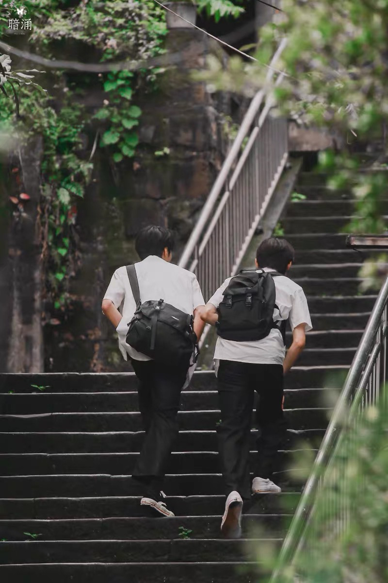 刘耀文宋亚轩斜挎包同款徽章一起等雨停同款徽章-图1