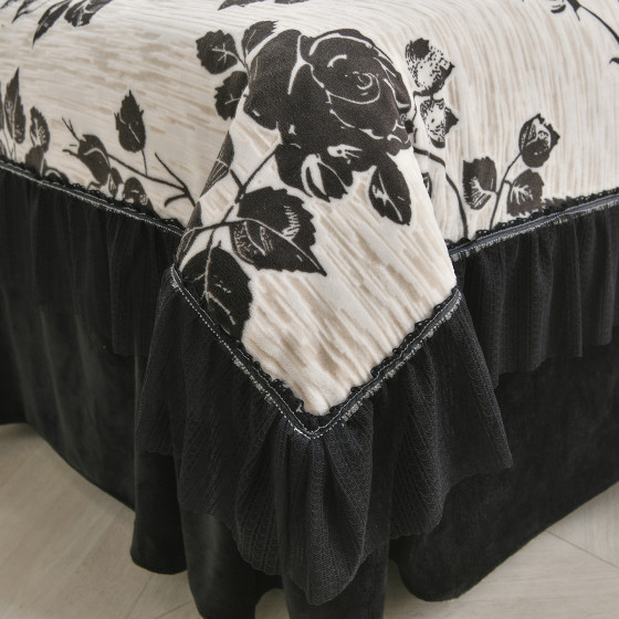 Black and white small fragrance style new autumn and winter high-end beauty salon bed cover four-piece hair therapy thickened milk velvet 2025 new style